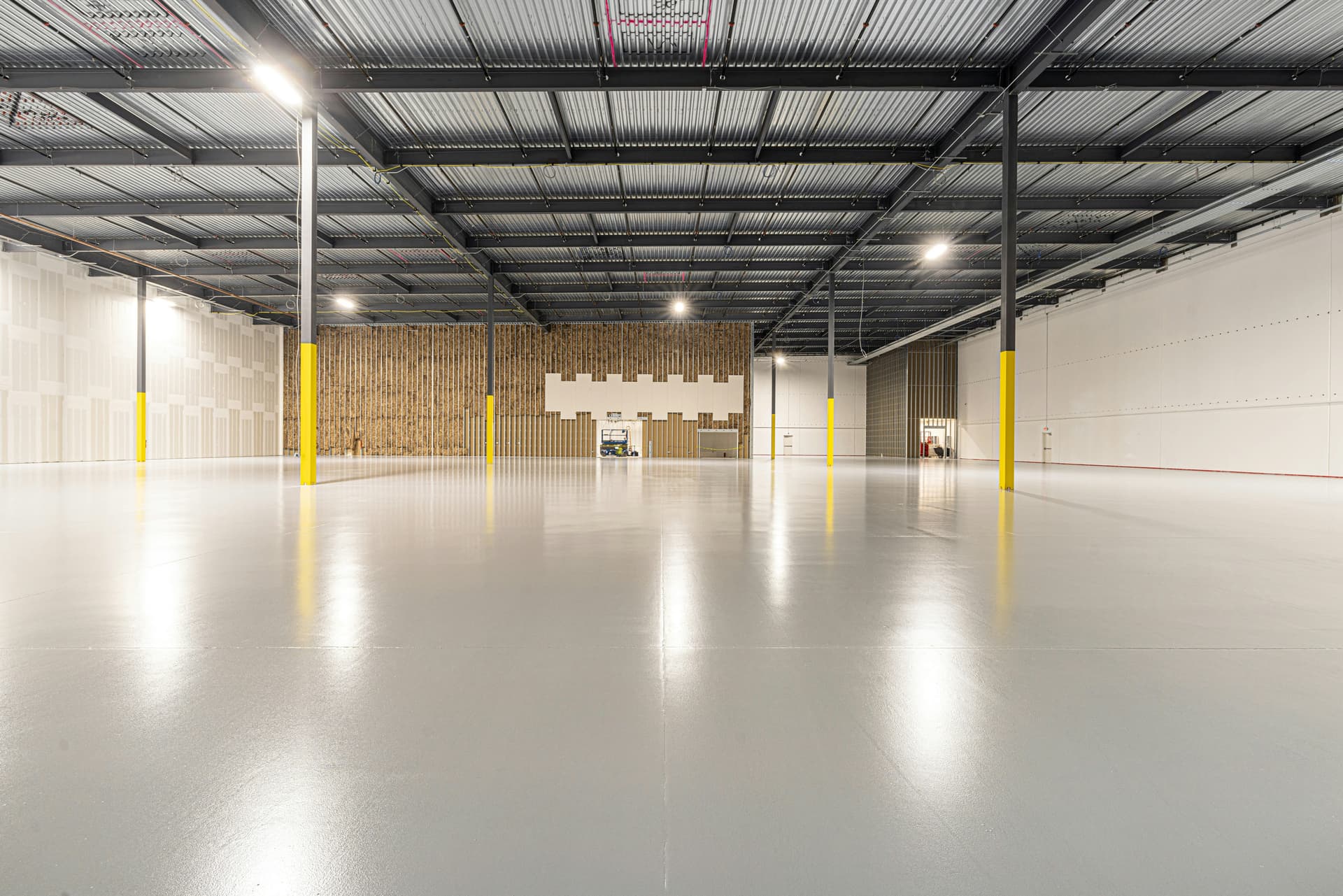 Distribution centre with seamless grey polyaspartic floor system